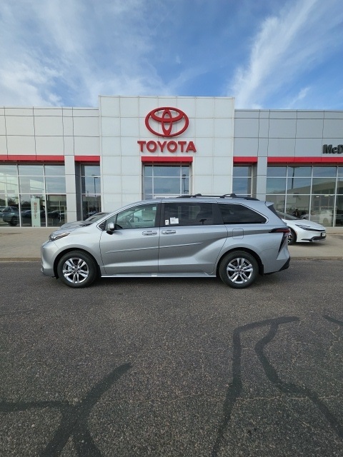 2025 Toyota Sienna XLE photo 2