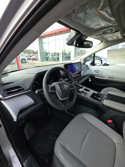 2025 Toyota Sienna XLE photo 4