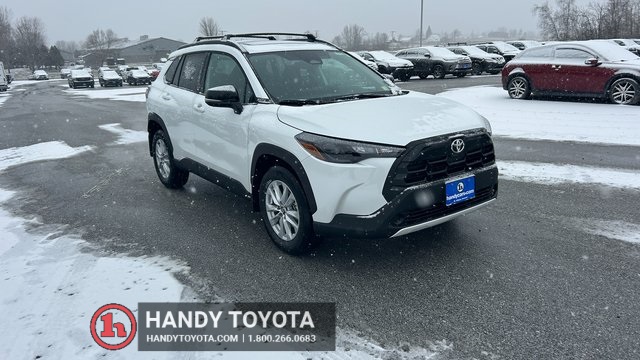 2026 Toyota Corolla Cross LE's photo