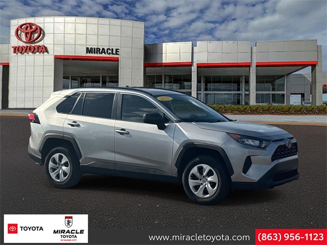 2021 Toyota RAV4 LE's photo