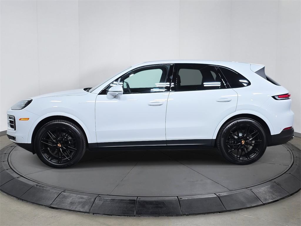 2025 Porsche Cayenne photo 2