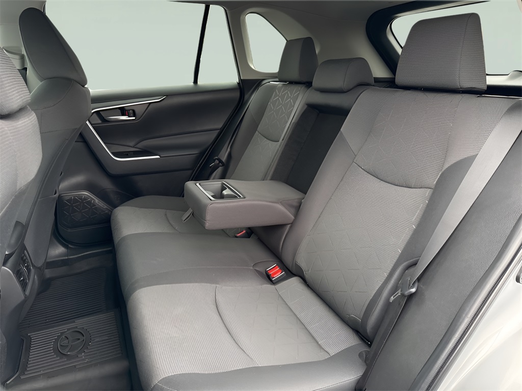 2024 Toyota RAV4 Hybrid XLE photo 3