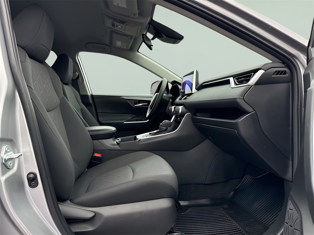 2024 Toyota RAV4 Hybrid XLE photo 4