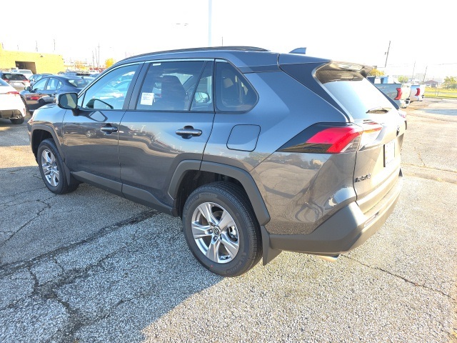 2025 Toyota RAV4 XLE photo 3