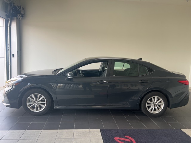 2025 Toyota Camry LE's photo