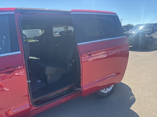 2026 Chrysler Pacifica photo 14