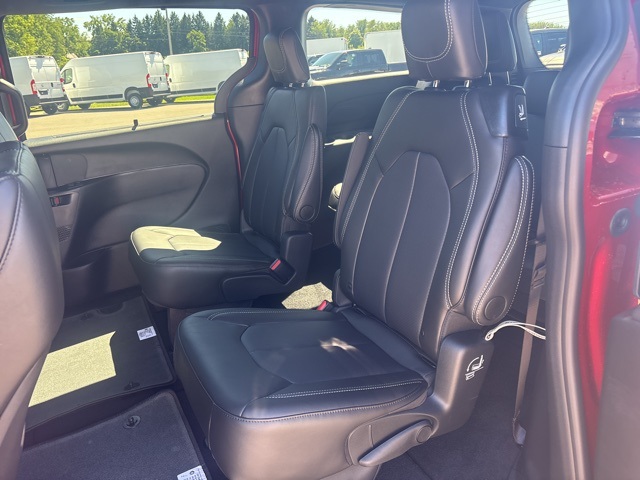 2026 Chrysler Pacifica photo 15