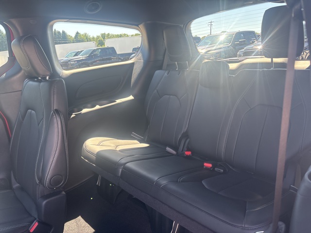 2026 Chrysler Pacifica photo 18