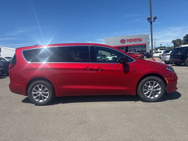 2026 Chrysler Pacifica photo 2