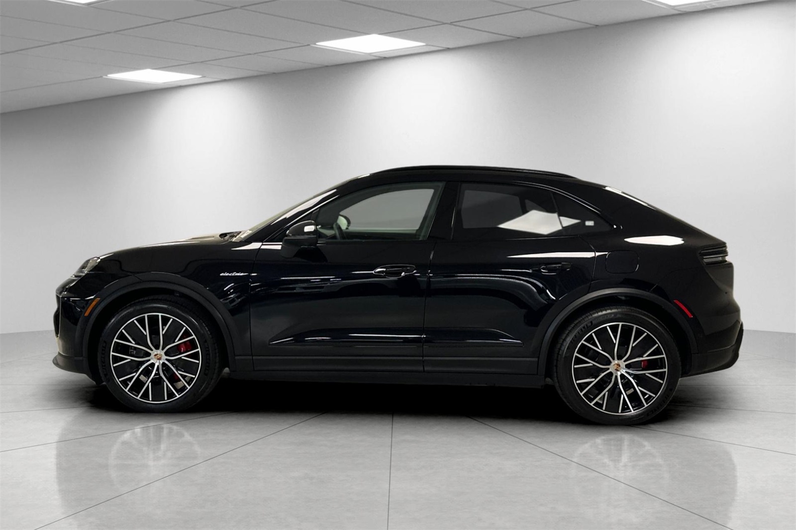 2025 Porsche Macan Electric photo 2