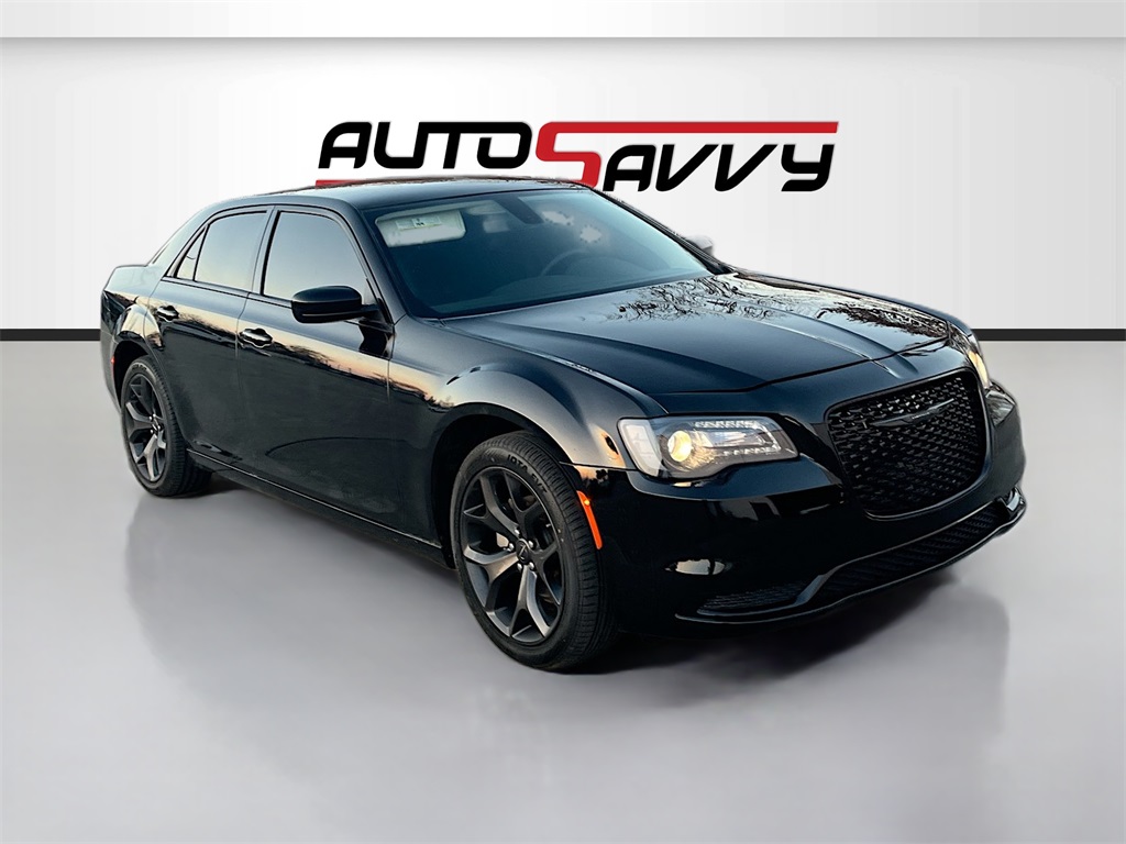 2023 Chrysler 300 Touring's photo