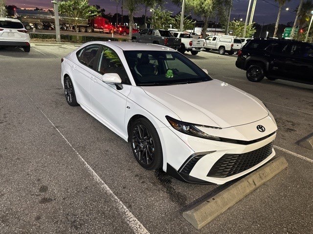 2025 Toyota Camry SE's photo