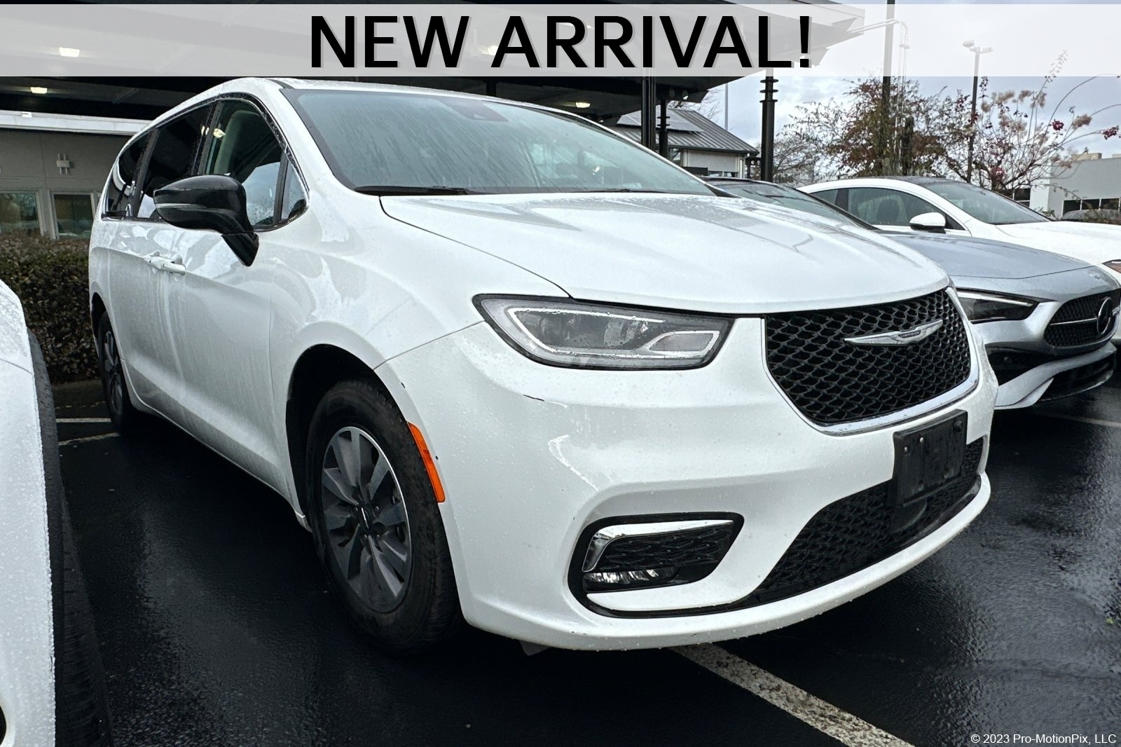 2024 Chrysler Pacifica PHEV Select's photo