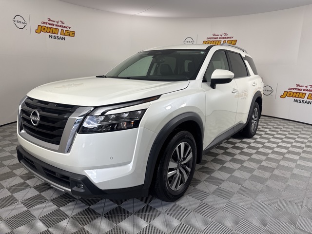 2022 Pearl White Tricoat Nissan Pathfinder SL SUV