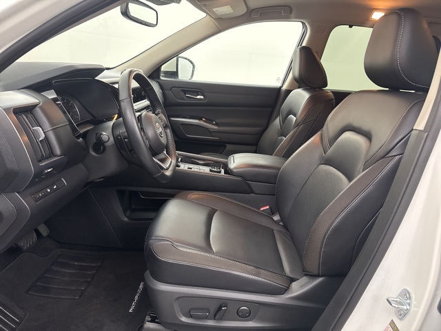 2022 Pearl White Tricoat Nissan Pathfinder SL 4X4 SUV