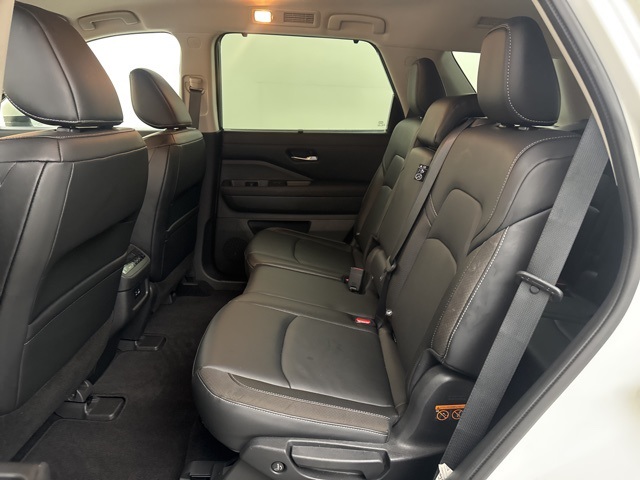 2022 Pearl White Tricoat Nissan Pathfinder SL 4X4 SUV