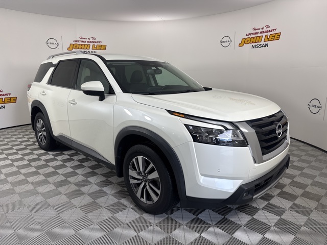 2022 Pearl White Tricoat Nissan Pathfinder SL 4X4 SUV