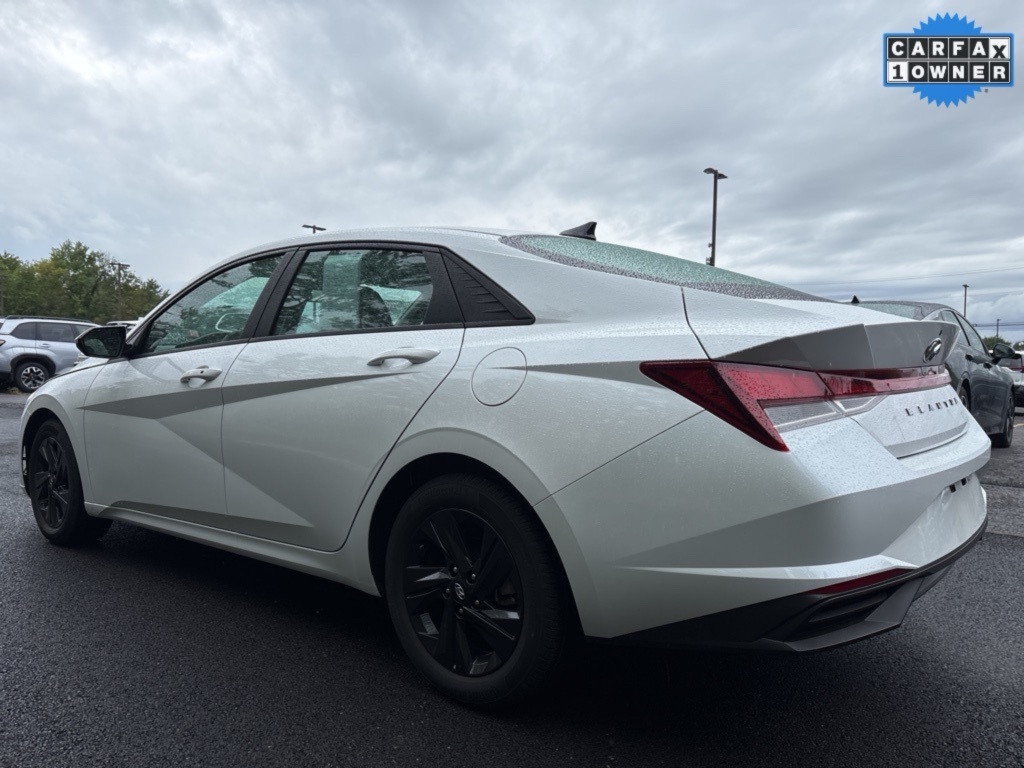 2023 Hyundai Elantra SEL photo 2
