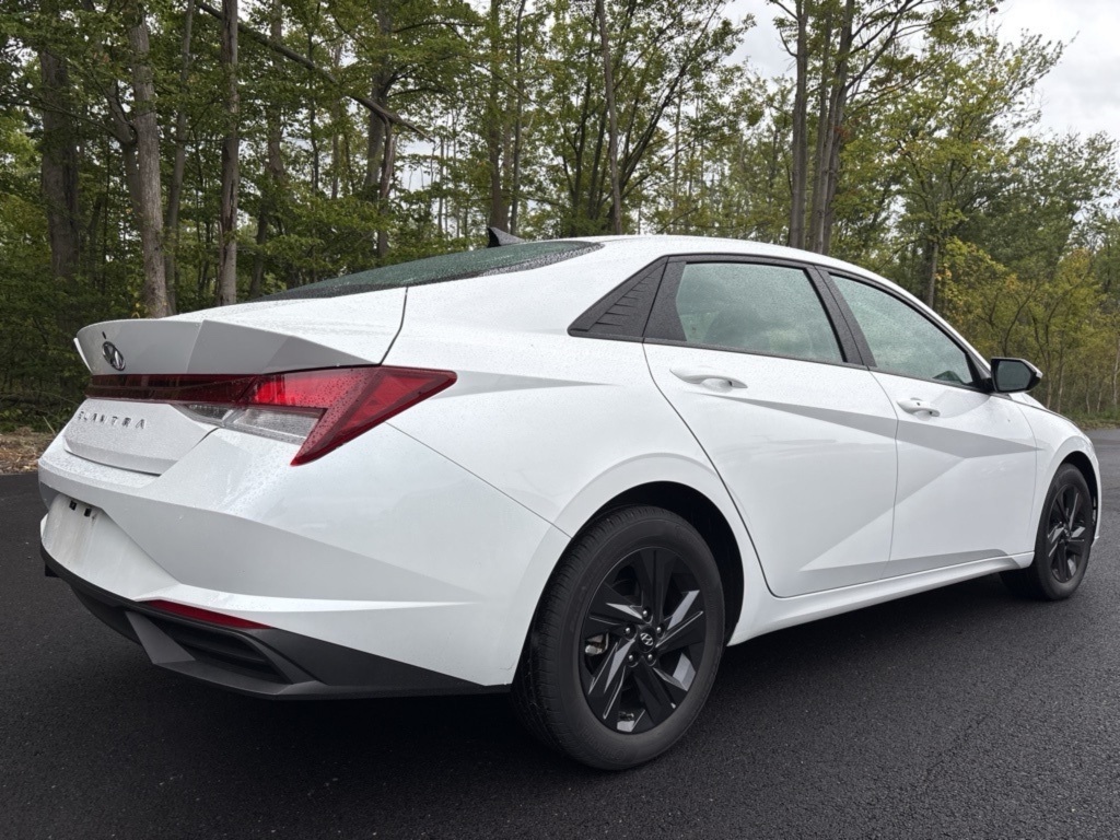 2023 Hyundai Elantra SEL photo 5