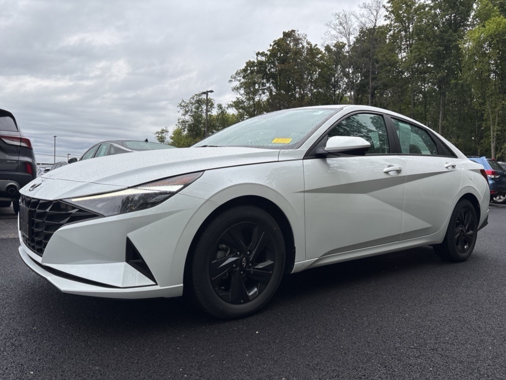 2023 Hyundai Elantra SEL photo 6
