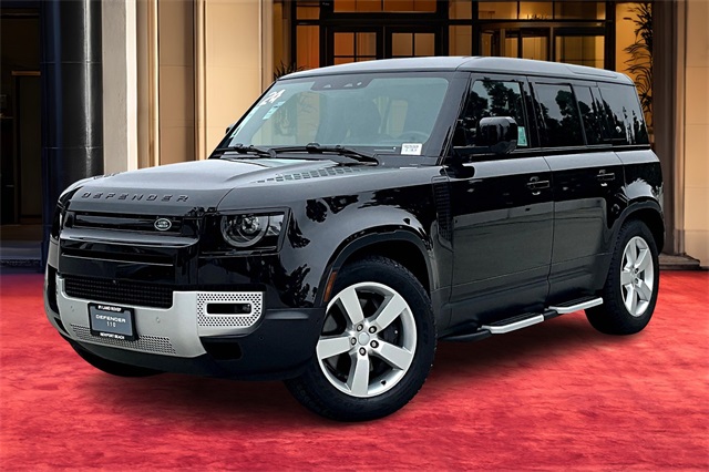 2024 Land Rover Defender SE's photo