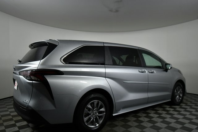 2024 Toyota Sienna LE photo 8