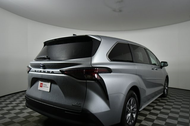 2024 Toyota Sienna LE photo 9