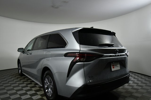 2024 Toyota Sienna LE photo 11