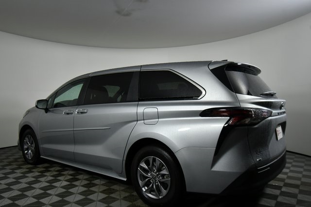2024 Toyota Sienna LE photo 12