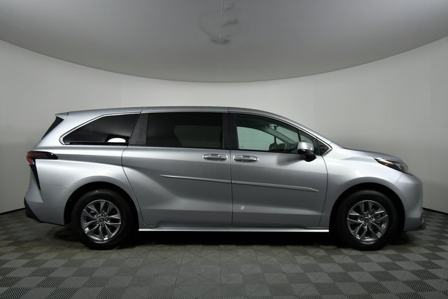 2024 Toyota Sienna LE photo 13