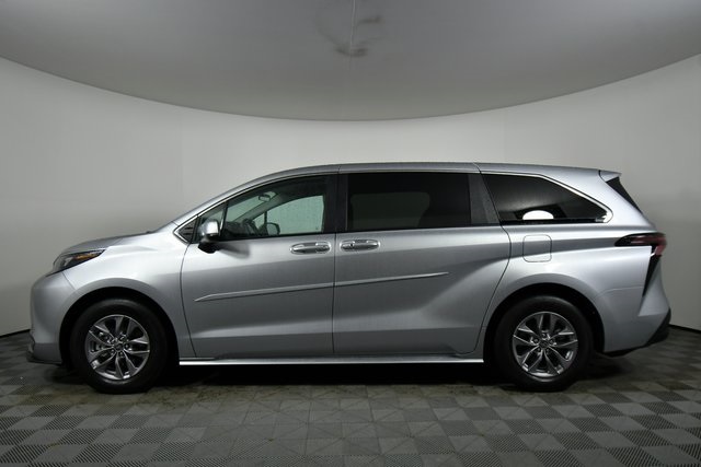 2024 Toyota Sienna LE photo 14