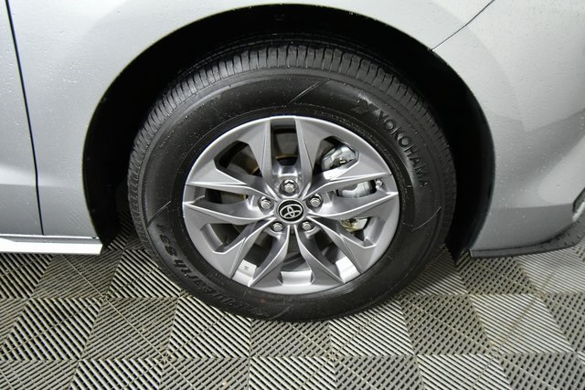 2024 Toyota Sienna LE photo 15