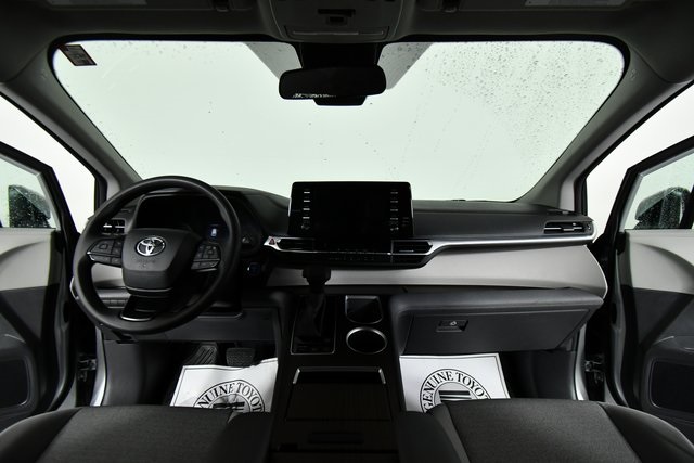 2024 Toyota Sienna LE photo 16