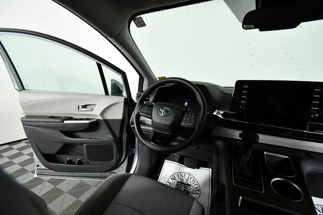 2024 Toyota Sienna LE photo 17