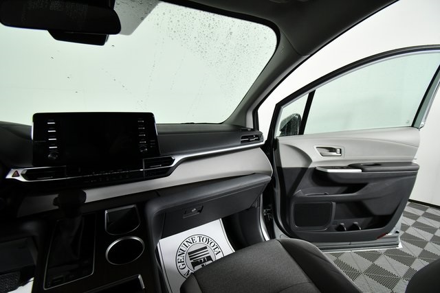 2024 Toyota Sienna LE photo 18