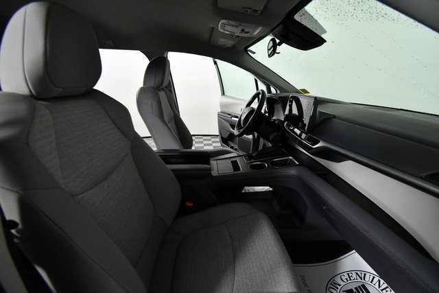 2024 Toyota Sienna LE photo 21