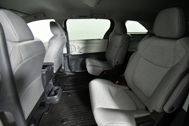 2024 Toyota Sienna LE photo 23