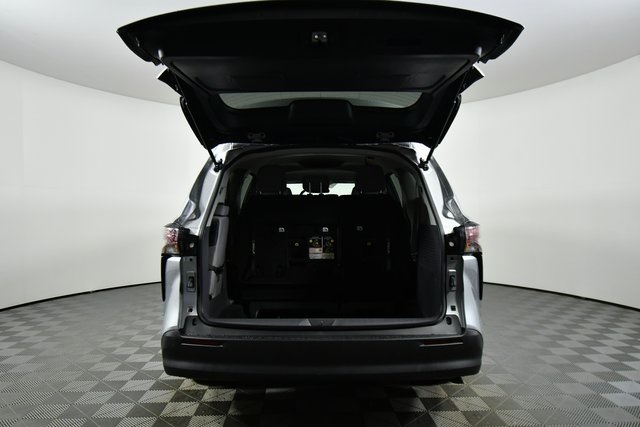 2024 Toyota Sienna LE photo 24