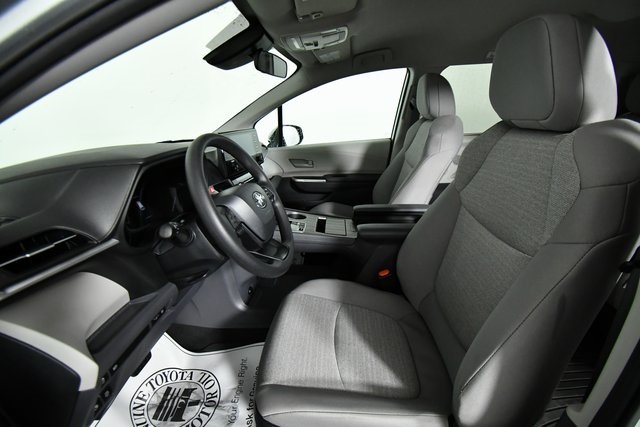 2024 Toyota Sienna LE photo 3