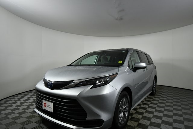 2024 Toyota Sienna LE photo 4