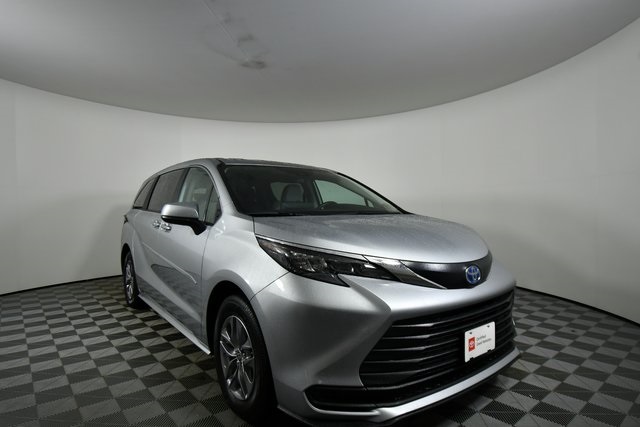 2024 Toyota Sienna LE photo 6