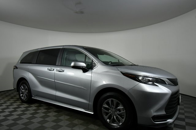 2024 Toyota Sienna LE photo 7