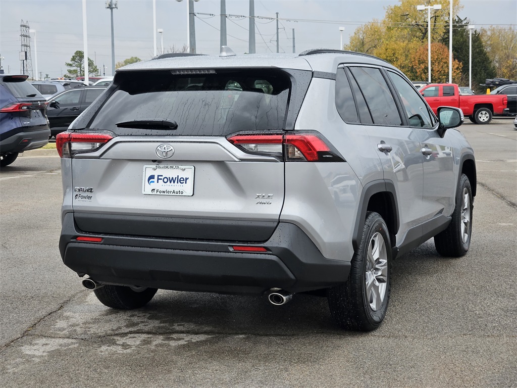 2025 Toyota RAV4 XLE photo 3