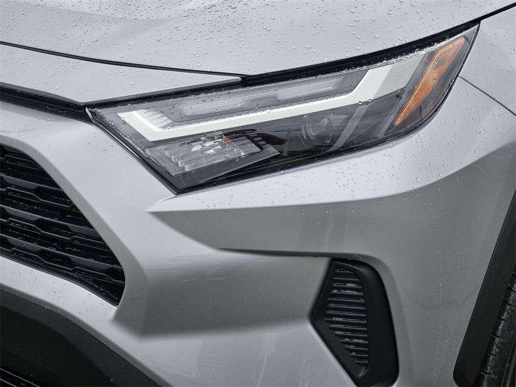 2025 Toyota RAV4 XLE photo 4