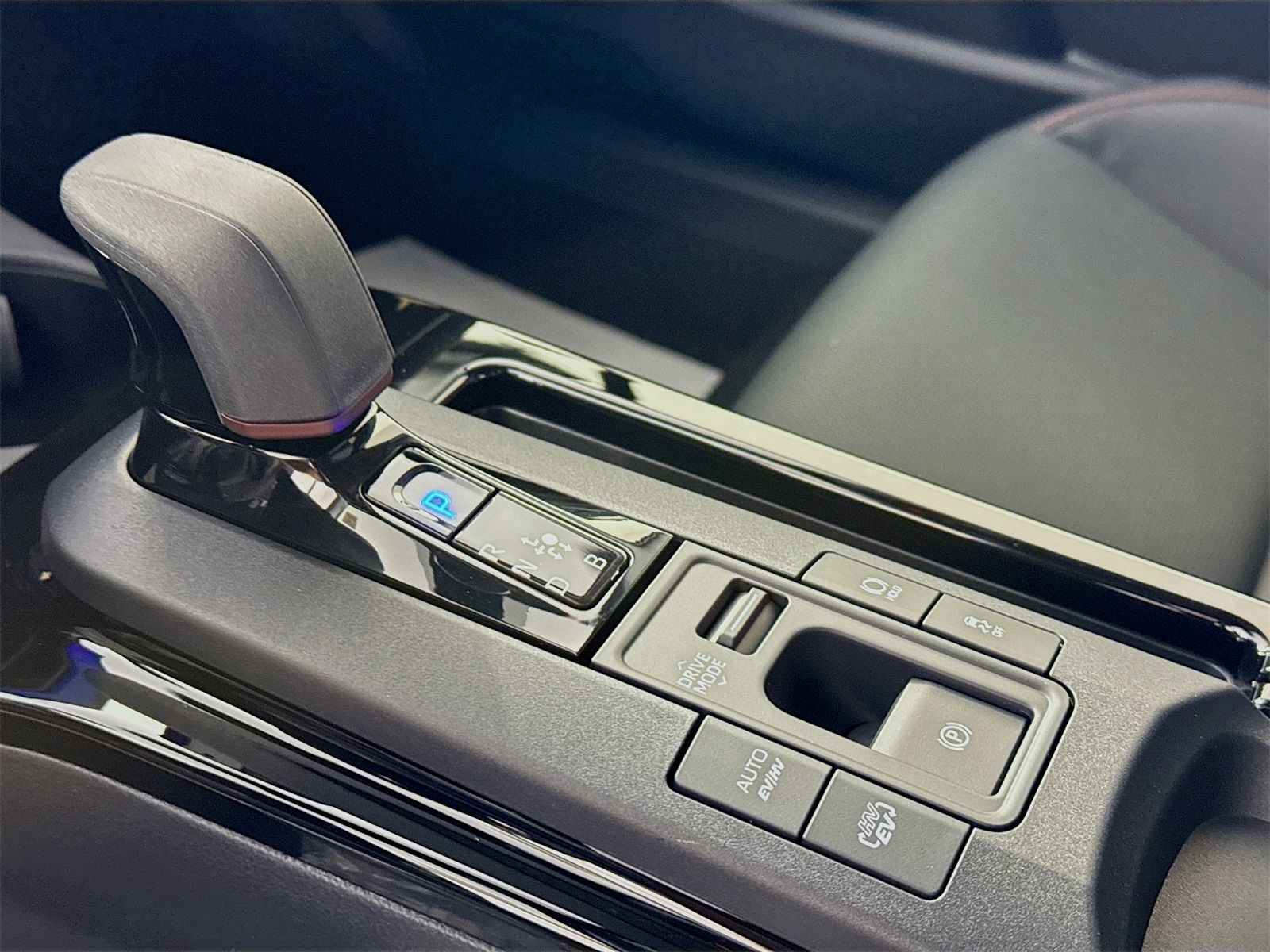 2026 Toyota Prius Plug-in Hybrid XSE photo 10