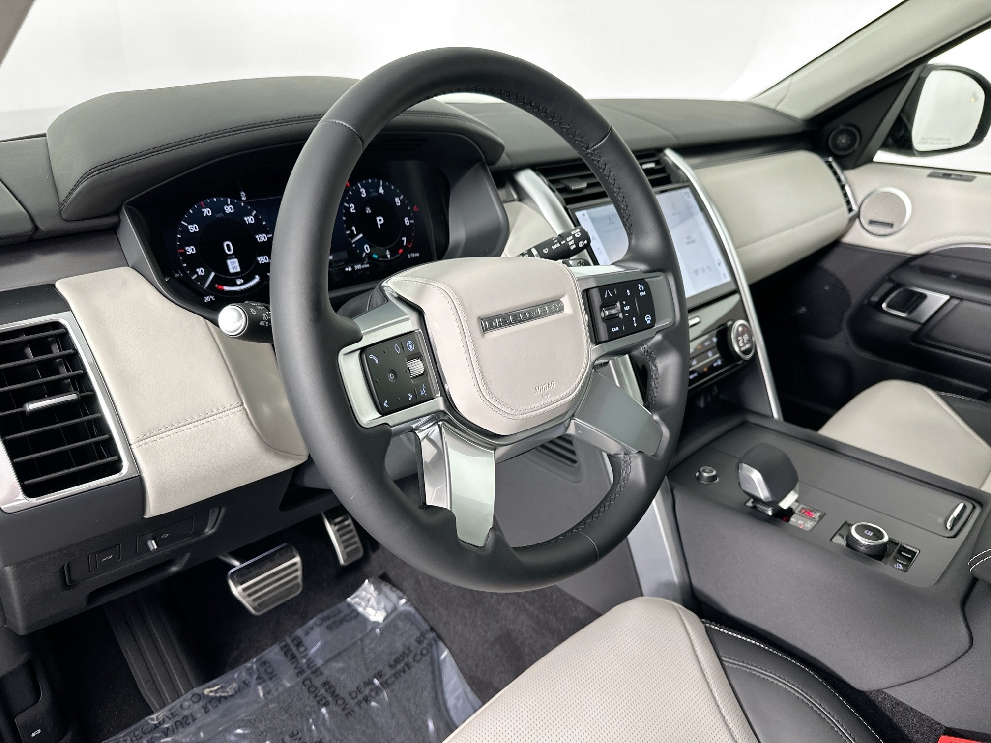 new 2025 Land Rover Discovery car, priced at $85,658