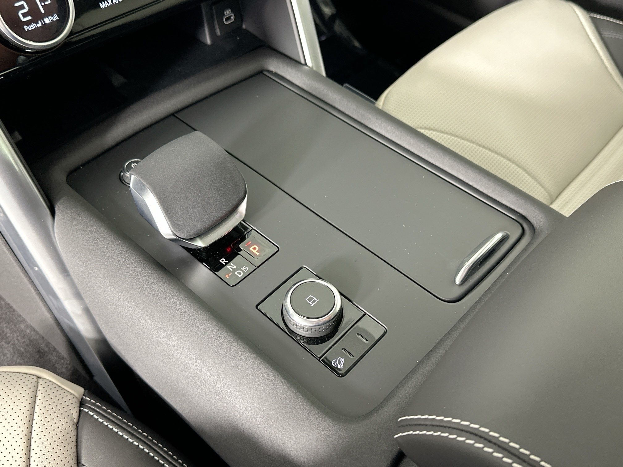 new 2025 Land Rover Discovery car, priced at $85,658