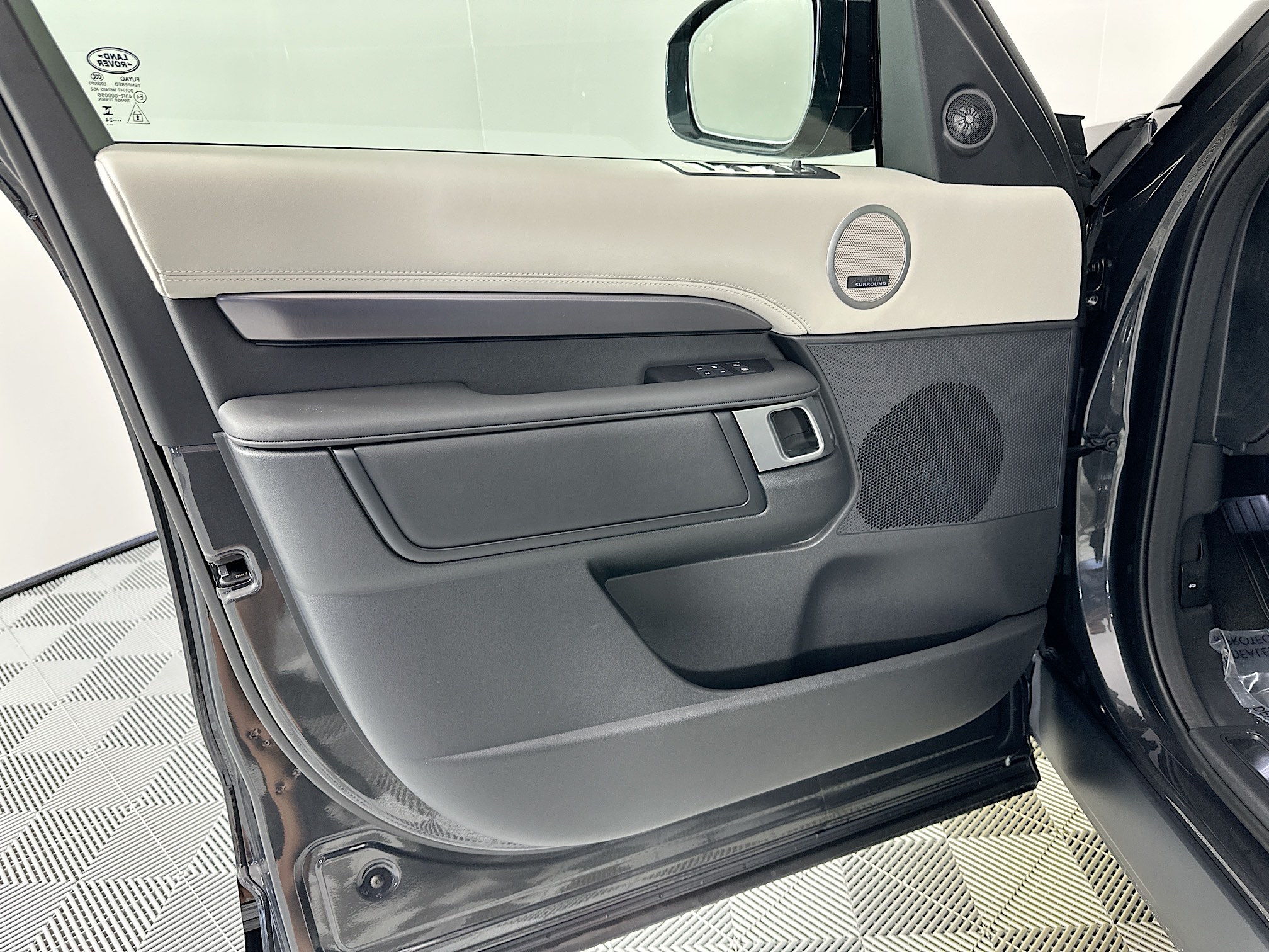 new 2025 Land Rover Discovery car, priced at $85,658