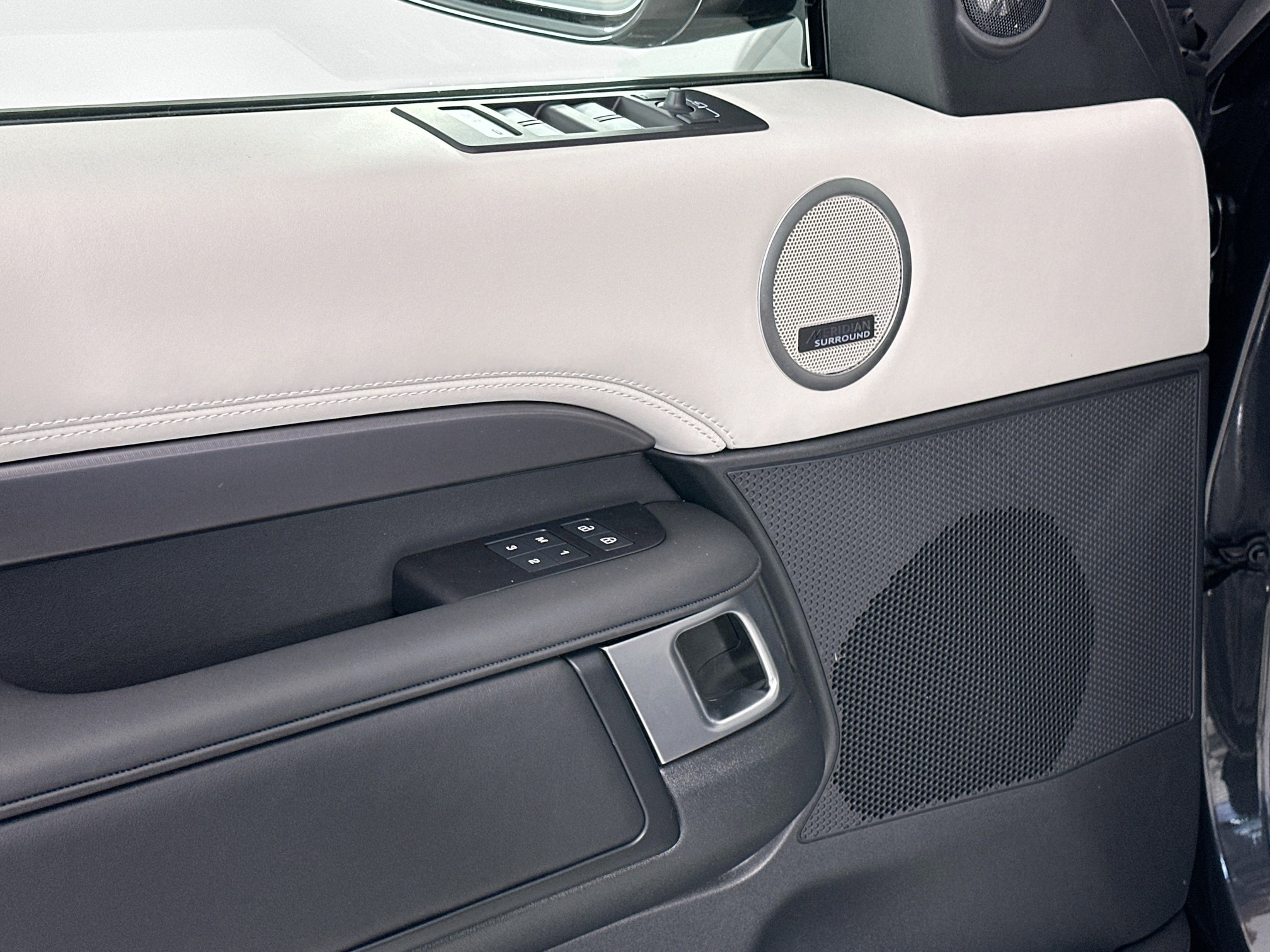 new 2025 Land Rover Discovery car, priced at $85,658