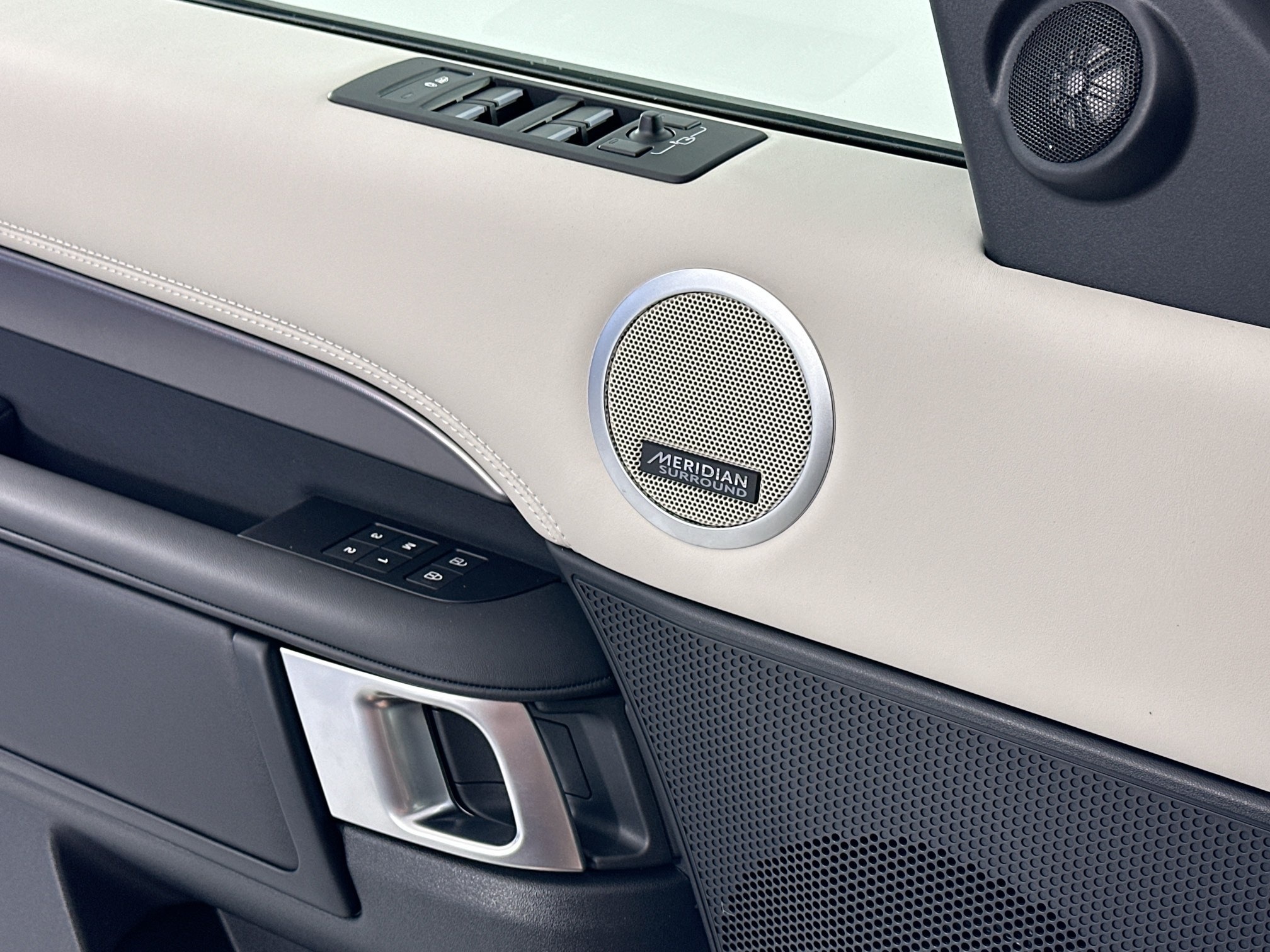 new 2025 Land Rover Discovery car, priced at $85,658